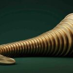 Fotografía conceptual del interés compuesto y el crecimiento exponencial, mostrando una espiral dorada de monedas.